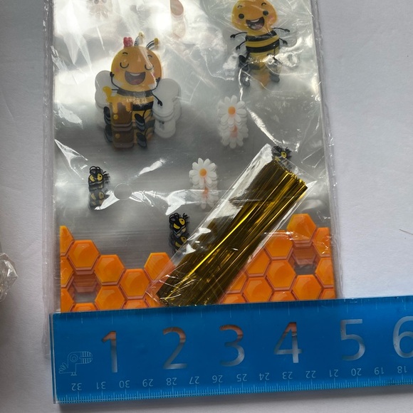 5/$30 Bee/Honey Winnie-the-Pooh Kraft Bags, cellophane bags, tags & stickers - Picture 7 of 10